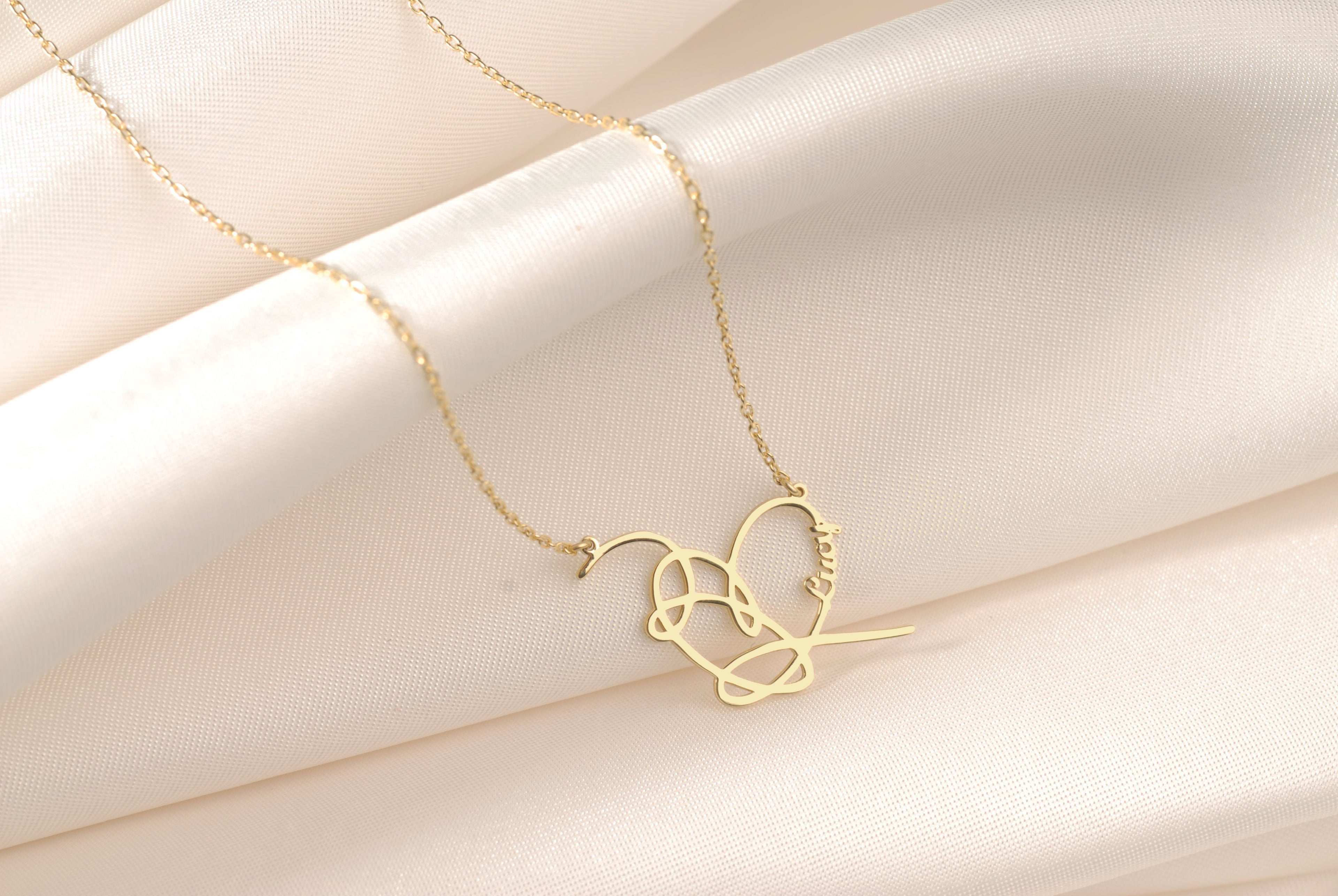 Close-up of the flowing heart and custom name design