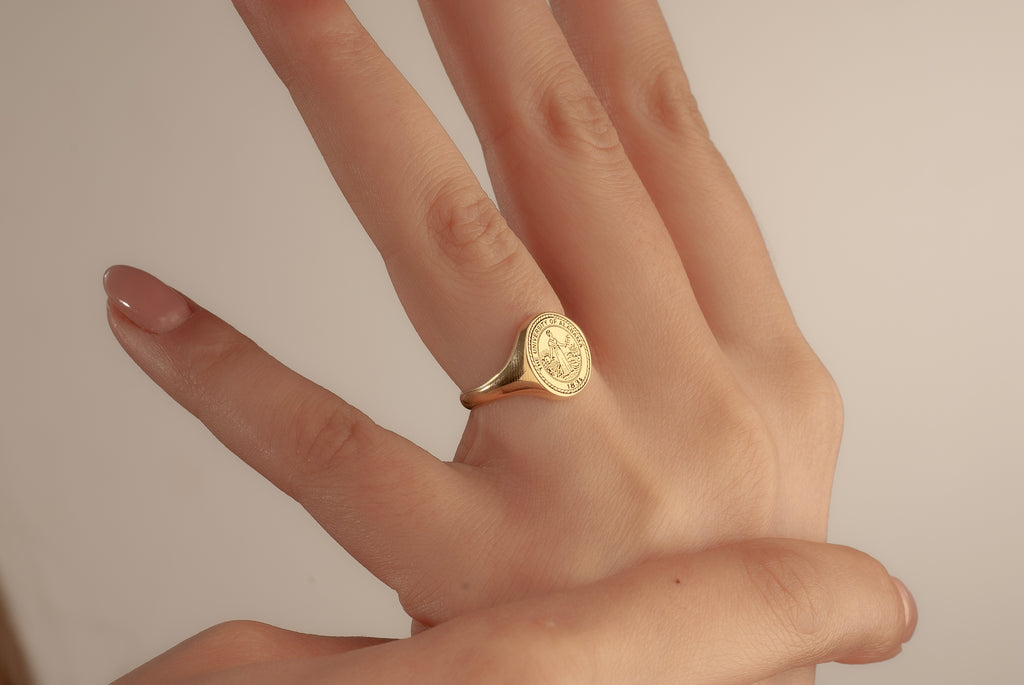 How to order a custom school emblem class ring