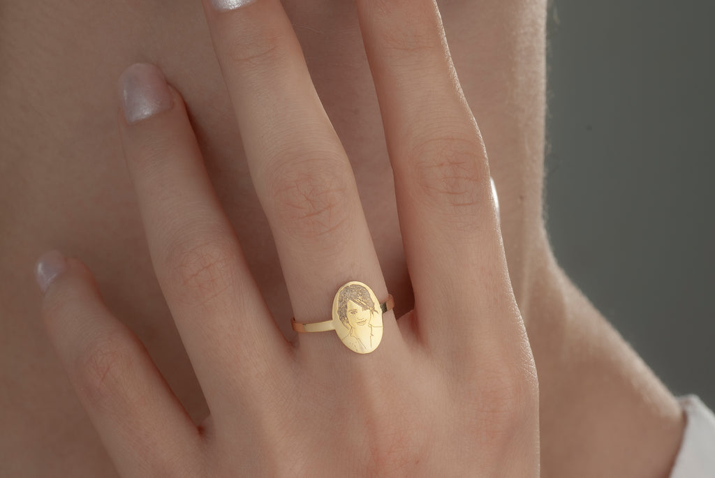 Side profile and band thickness of a personalized photo ring
